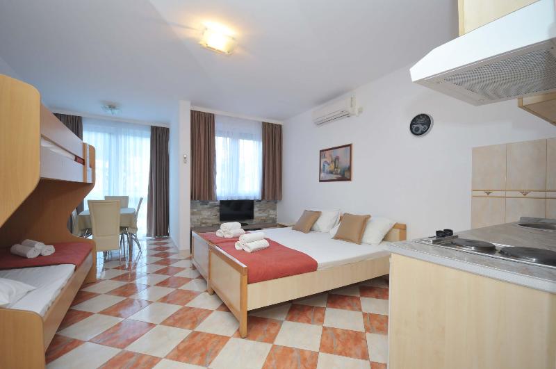 استودیوی استاندارد, D&d Apartments 3