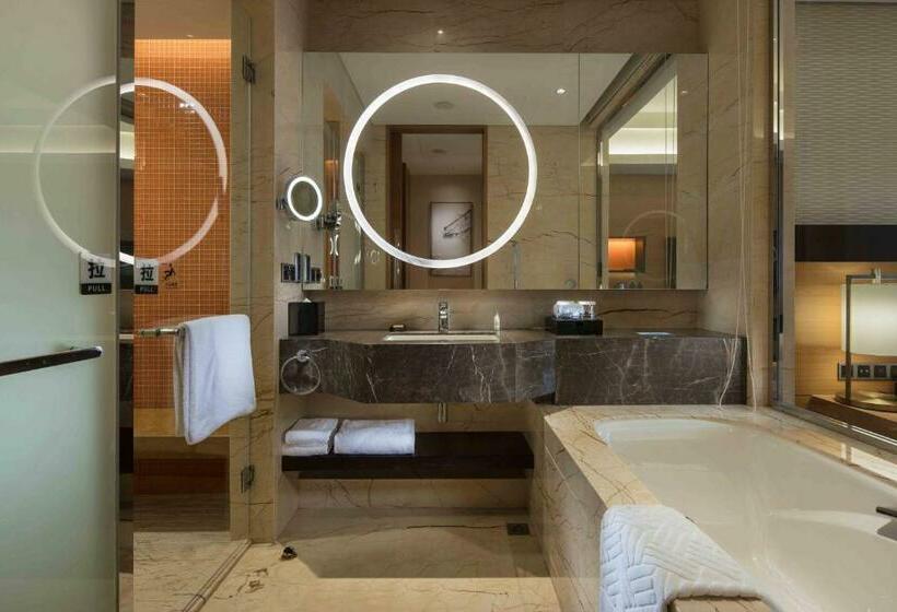اتاق استاندارد با چشم‌انداز دریا, Hilton Yantai Golden Coast