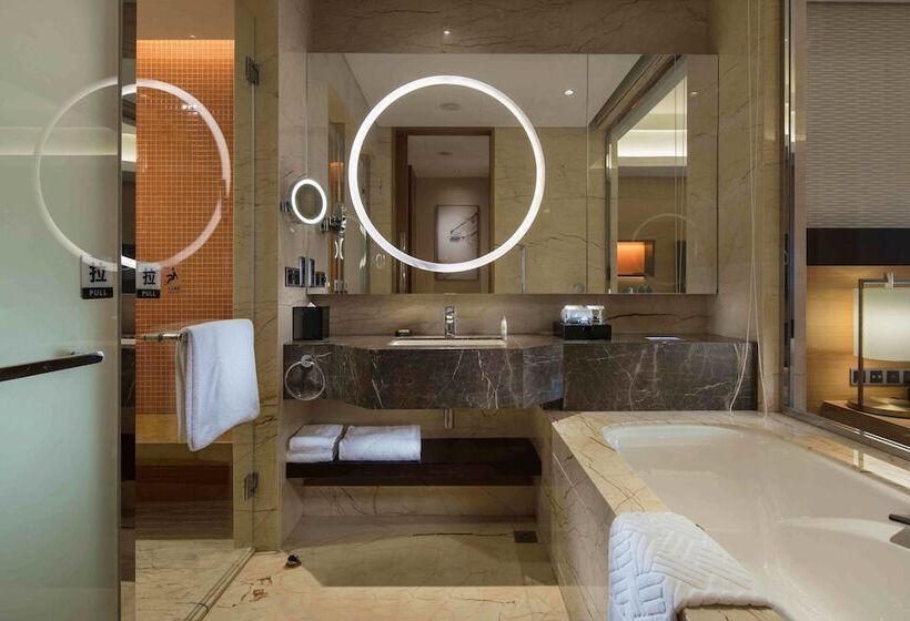 اتاق لوکس با چشم‌انداز دریا, Hilton Yantai Golden Coast