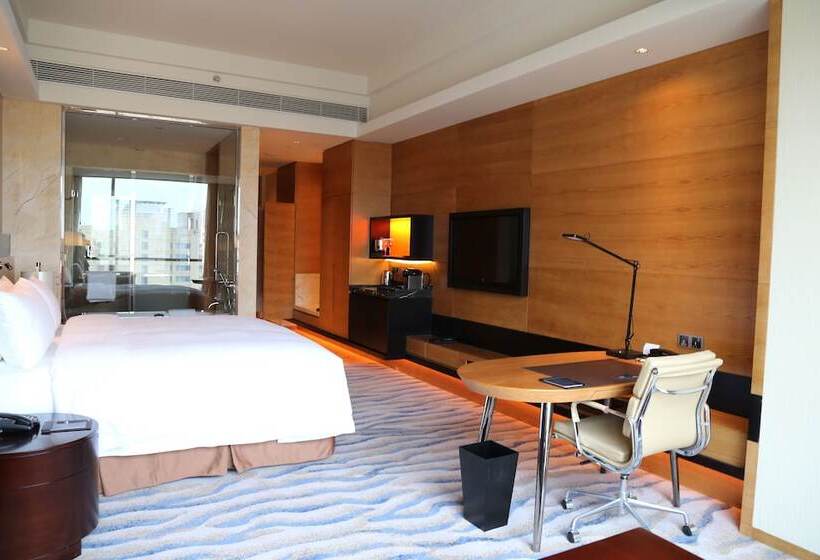 اتاق لوکس با چشم‌انداز دریا, Hilton Yantai Golden Coast