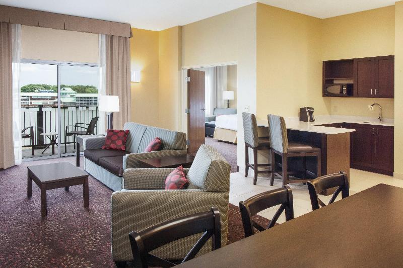 سوییت اجرایی, Holiday Inn Express & Suites Sandusky, An Ihg