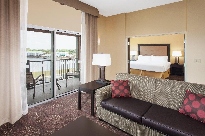 سوییت اجرایی, Holiday Inn Express & Suites Sandusky, An Ihg