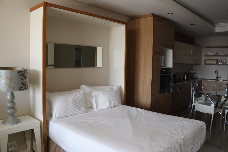 デラックススタジオ, The Residences At Crystal Towers
