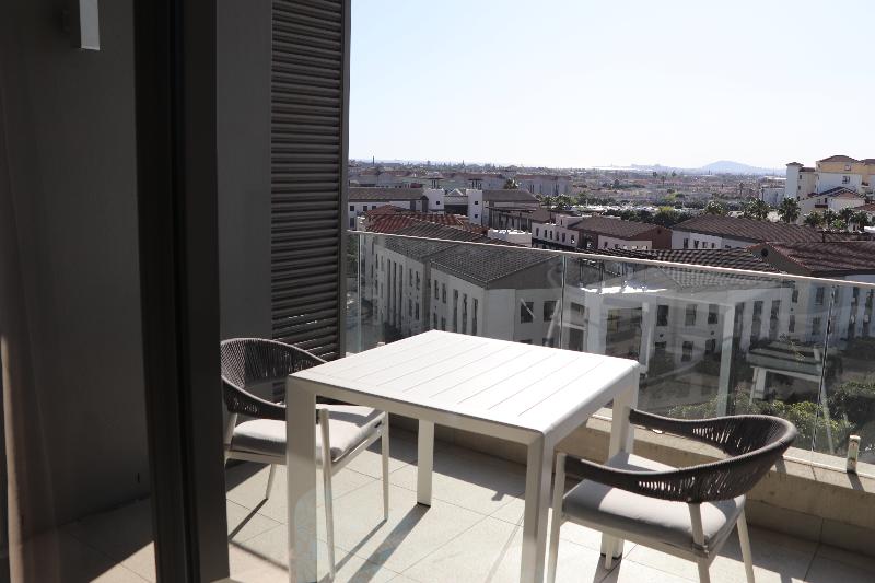 デラックススタジオ, The Residences At Crystal Towers