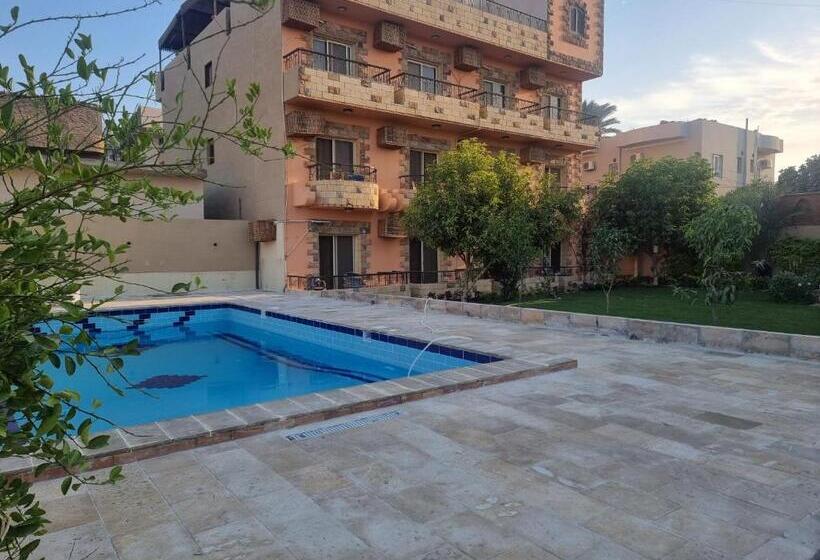 اتاق استاندارد سه نفره, New Memnon