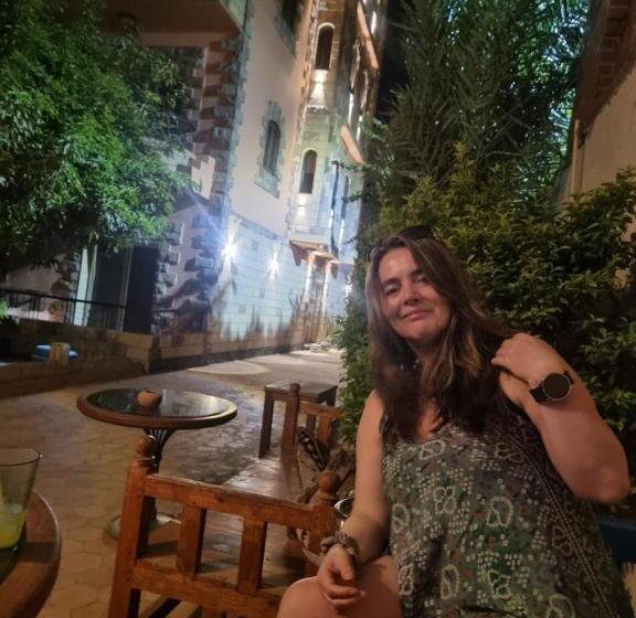 اتاق استاندارد سه نفره, New Memnon