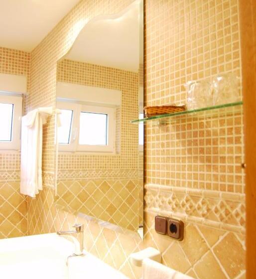 اتاق استاندارد سه نفره, La Rivera