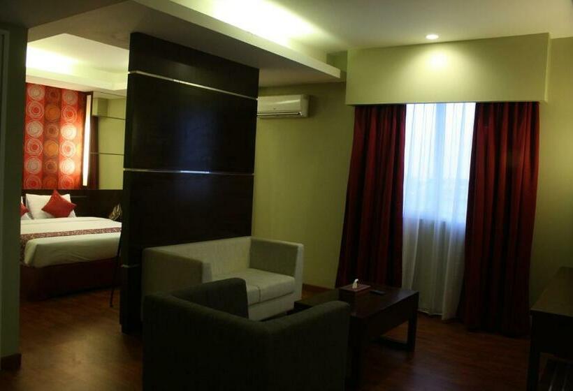 سوییت, Pose In Hotel Solo