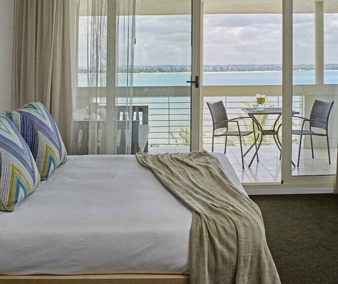 Executive Suite Sea View, Slipway