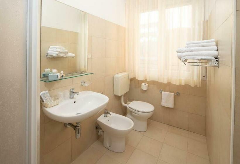 اتاق استاندارد سه نفره, B&b Italia