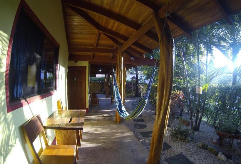اتاق ساده سه‌ نفره, Indra Inn