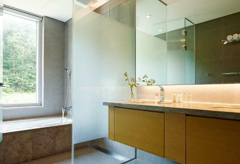اتاق لوکس سه تخته, The Suites Hotel Namwon