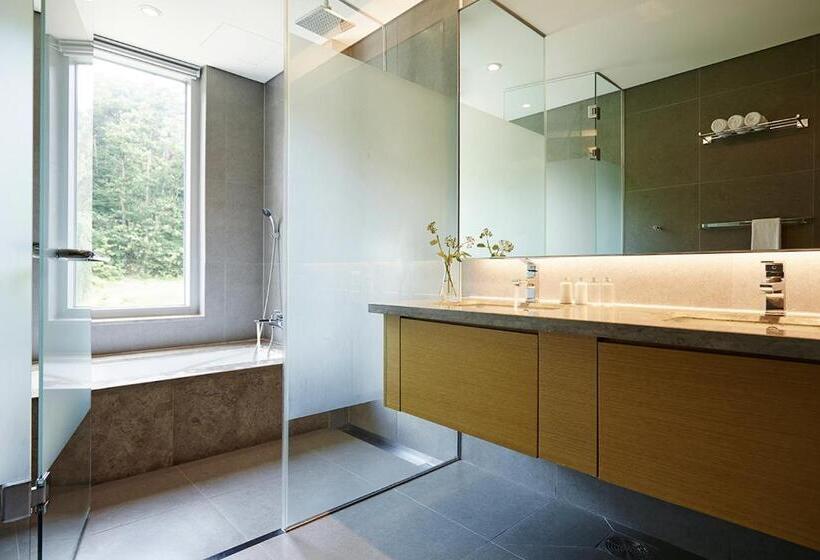 اتاق لوکس خانوادگی, The Suites Hotel Namwon