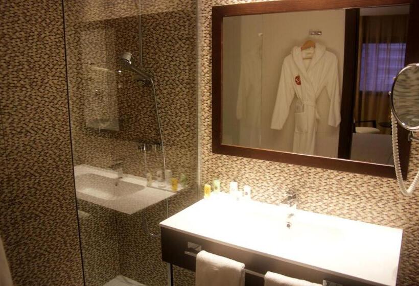 اتاق لوکس, Az Hôtels Zeralda