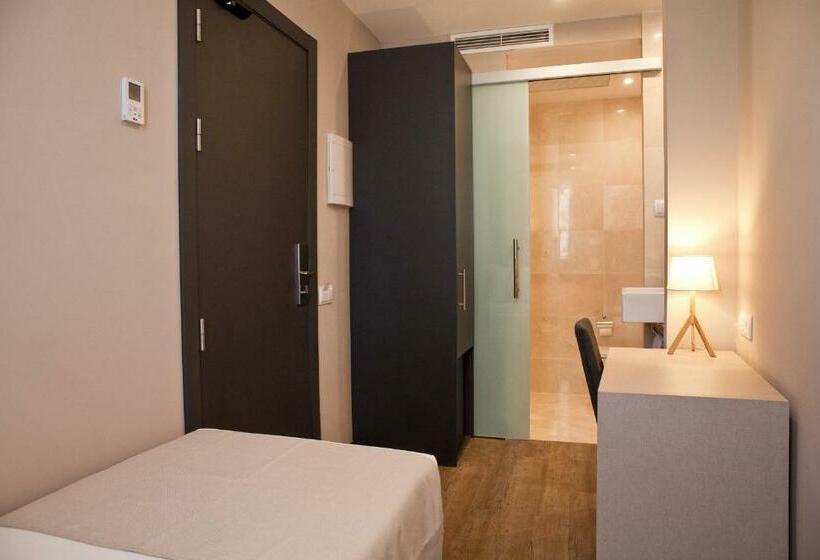 Standard Single Room, May Ramblas