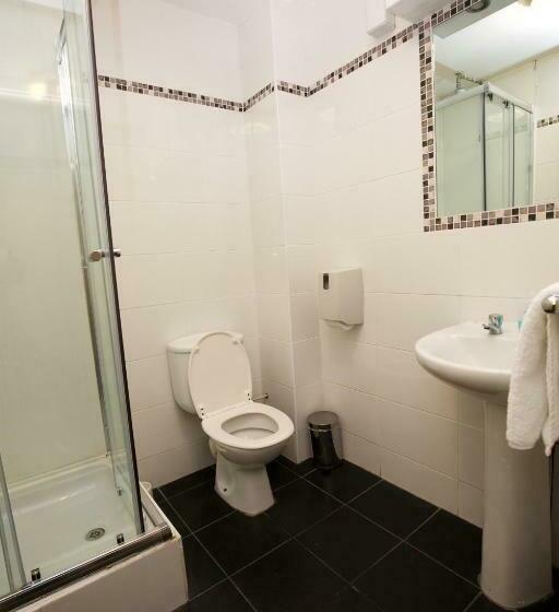 تختخواب در اتاق مشترک, International Inn