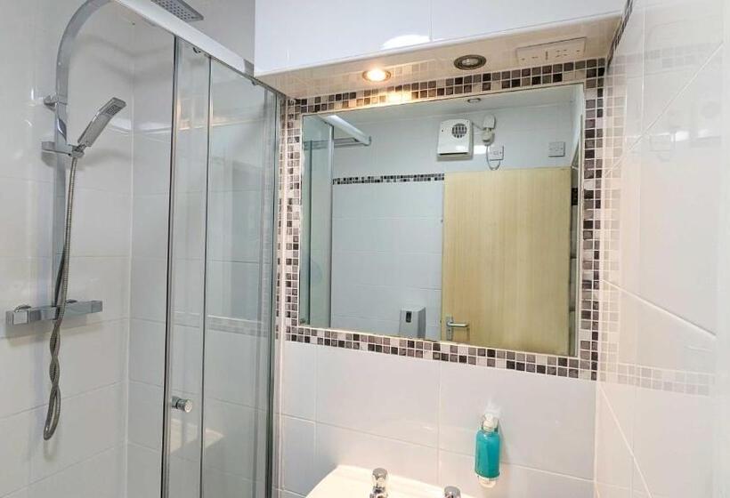 تختخواب در اتاق مشترک, International Inn