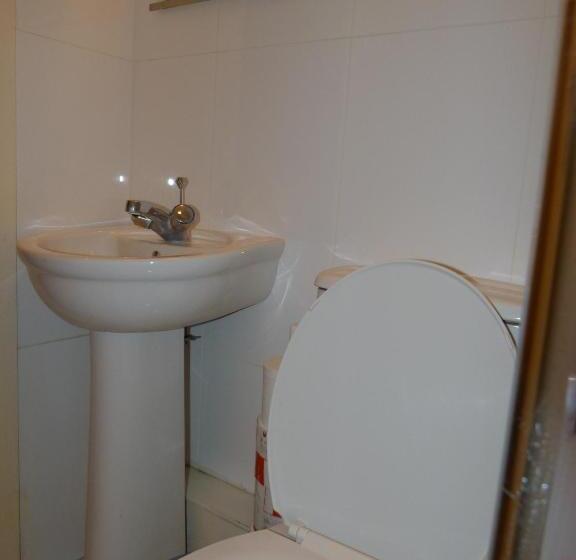 اتاق استاندارد سه نفره, International Inn