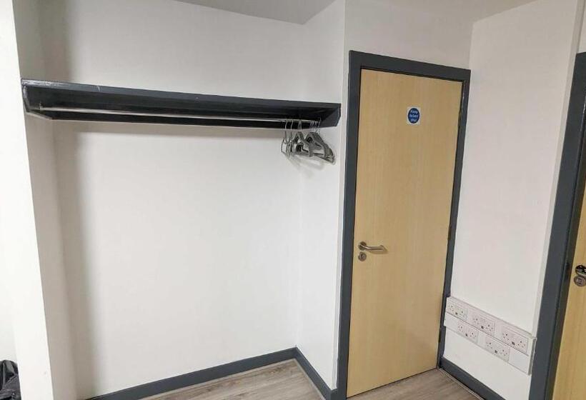 تختخواب در اتاق مشترک, International Inn