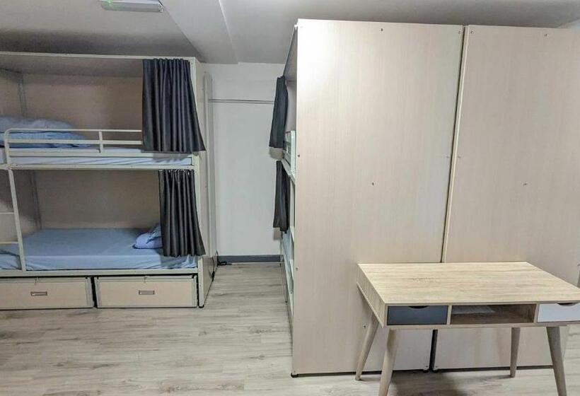 تختخواب در اتاق مشترک, International Inn