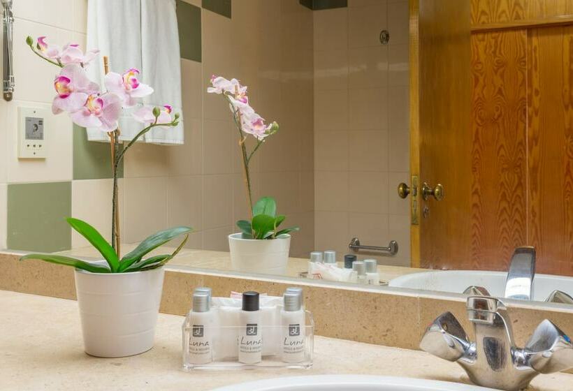استودیوی استاندارد, Luna Hotel Da Oura