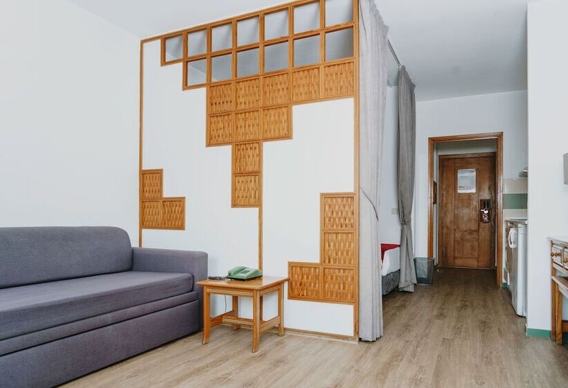 استودیوی استاندارد, Luna Hotel Da Oura