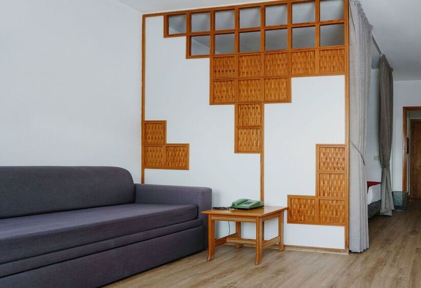 استودیوی استاندارد, Luna Hotel Da Oura