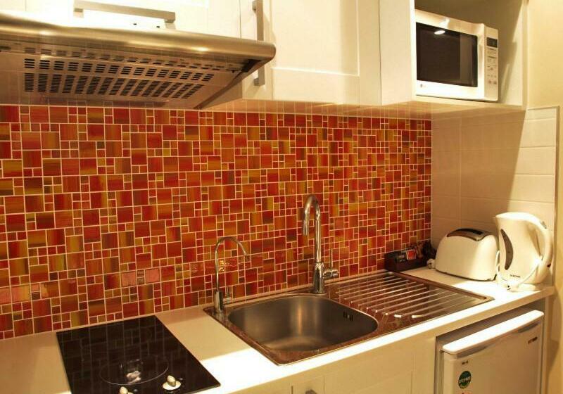 استودیوی استاندارد, Albany Rosedale Motel