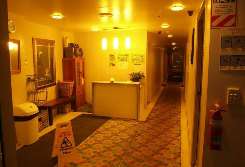 استودیوی استاندارد, Albany Rosedale Motel