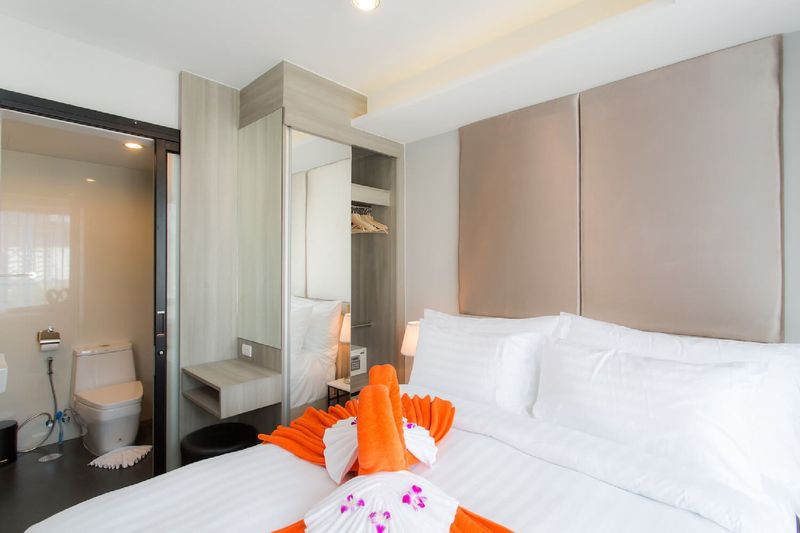استودیوی استاندارد, 6th Avenue Surin Beach