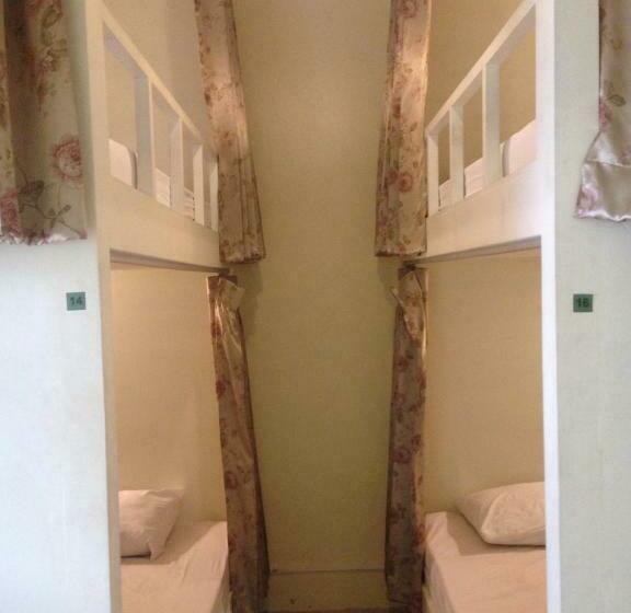 استودیو خانوادگی, Smile Capsule Hostel