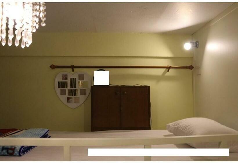 استودیو خانوادگی, Smile Capsule Hostel