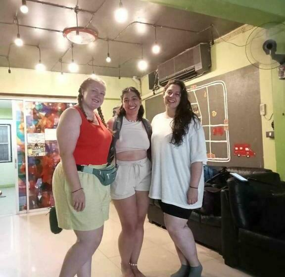 استودیو خانوادگی, Smile Capsule Hostel