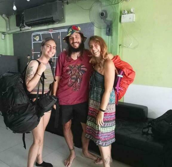 استودیو خانوادگی, Smile Capsule Hostel
