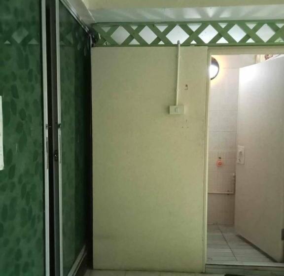 استودیو خانوادگی, Smile Capsule Hostel