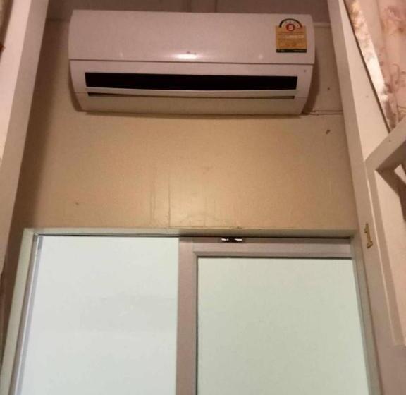 استودیو خانوادگی, Smile Capsule Hostel