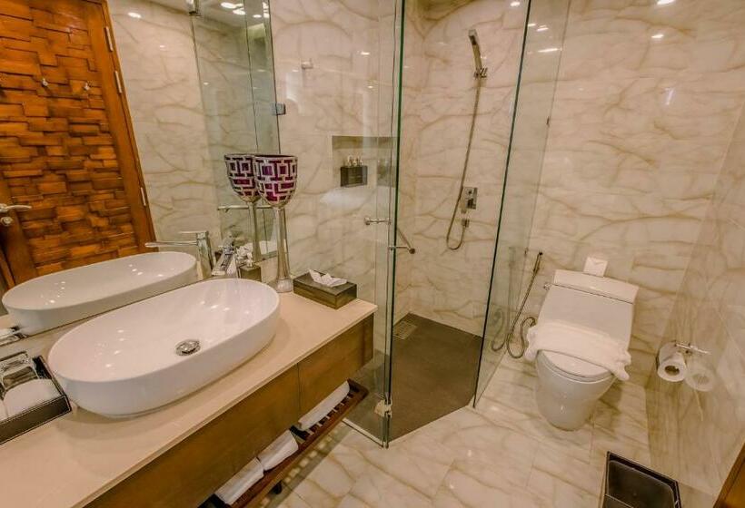 اتاق لوکس با چشم‌انداز دریا, The Privilege Hotel Ezra Beach Club