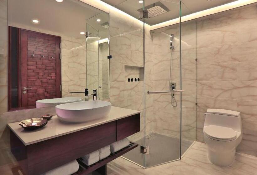 اتاق لوکس با چشم‌انداز دریا, The Privilege Hotel Ezra Beach Club