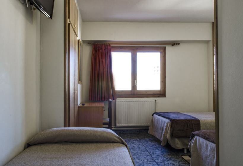 Standard Triple Room, La Trobada Hotel Sport