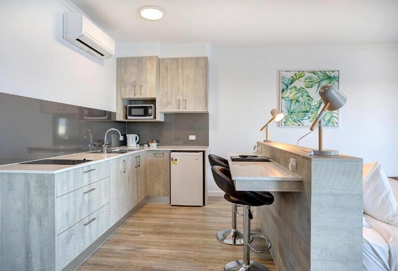 استودیوی استاندارد, Limani Motel