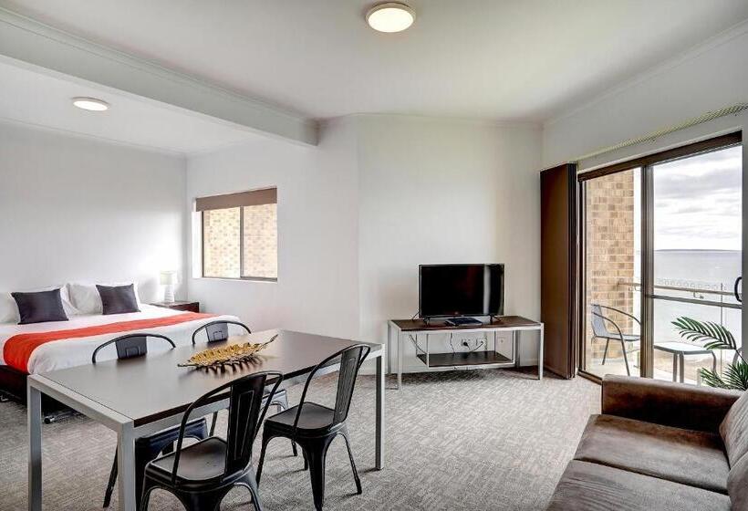 استودیوی استاندارد, Limani Motel