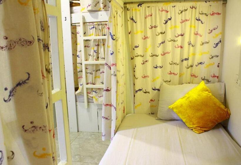 Bed in Shared Room with Shared Bathroom, Moustache Hostel Jaipur