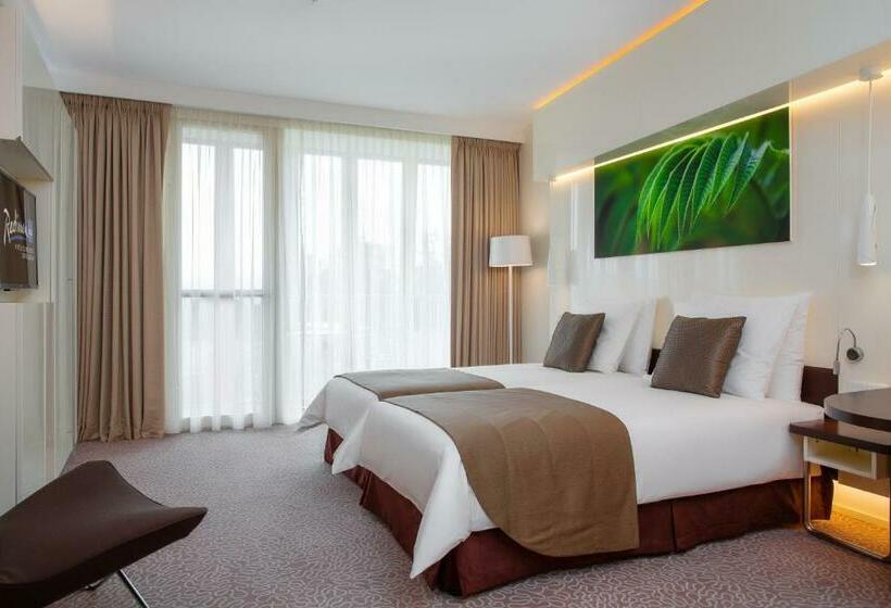 اتاق سوپریور با بالکن, Radisson Blu Hotel & Convention Centre Kigali