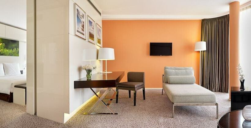 سوییت جونیور با بالکن, Radisson Blu Hotel & Convention Centre Kigali