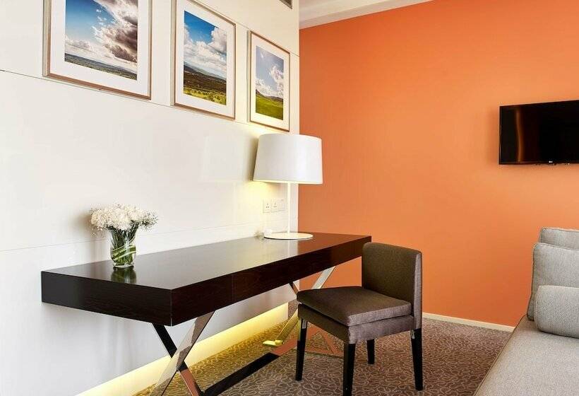 سوییت جونیور با بالکن, Radisson Blu Hotel & Convention Centre Kigali