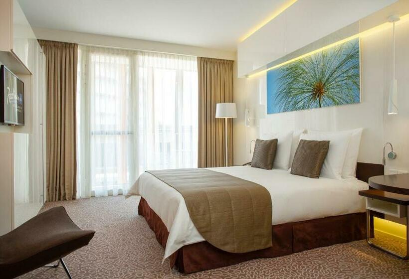 اتاق سوپریور با چشم‌انداز, Radisson Blu Hotel & Convention Centre Kigali