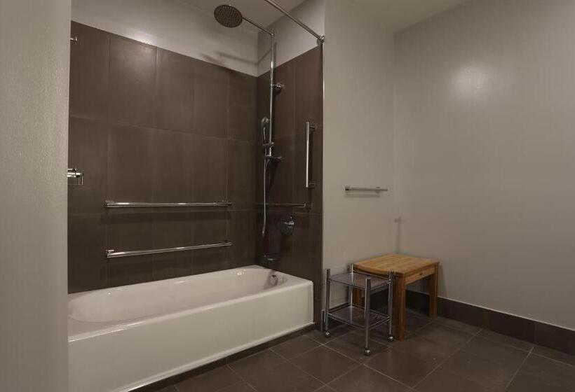 اتاق استاندارد با تخت بزرگ برای معلولان, Cedartree Hotel Portland Hillsboro