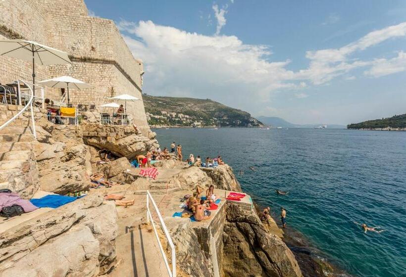 اتاق سوپریور با تخت بزرگ, The Byron
