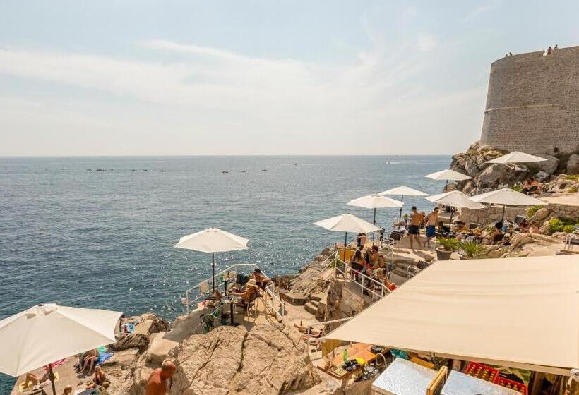 اتاق استاندارد, The Byron