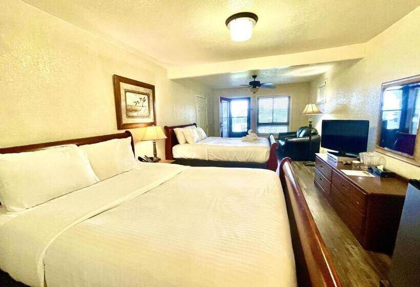 اتاق خانوادگی, Lake View Queen Guest Room With Two Queens, Sleeper Sofa And Deck Overlooking Lake Ouachita, Hotel R
